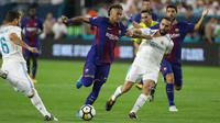 Striker Barcelona, Neymar, berebut bola dengan bek Real Madrid, Dani Carvajal pada laga ICC 2017 di Stadion Hard Rock, Miami, AS (29/7/2017). Barcelona menang 3-2 atas Real Madrid. (AP/Marc Serota)