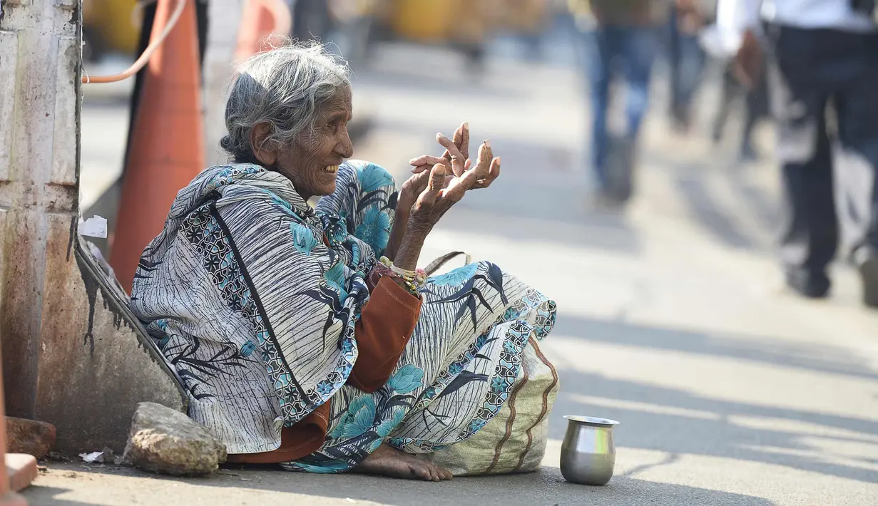 Seorang wanita saat mengemis di pinggir jalan di Hyderabad (10/11). Ivanka Trump akan menjadi pembicara pada KTT Kewirausahaan Global bersama Perdana Menteri India Narendra Modi. (AFP/Noah Seelam)