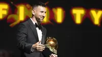 Lionel Messi berhasil meraih penghargaan Ballon d'Or 2023 pada malam penghargaan yang berlangsung di Theatre du Chatelet, Paris, Selasa (31/10/2023) dini hari WIB. Messi mengungguli nama-nama beken lainnya, seperti Erling Haaland dan Kylian Mbappe. (AP Photo/Michel Euler)