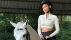 Pemenang ajang Indonesian Next Top Model musim kedua ini mengisi waktu luangnya dengan latihan berkuda. Sarah Timuwa ini terlihat bak seorang atlet berkuda profesional. (Liputan6.com/IG/@sarahtumiwa)