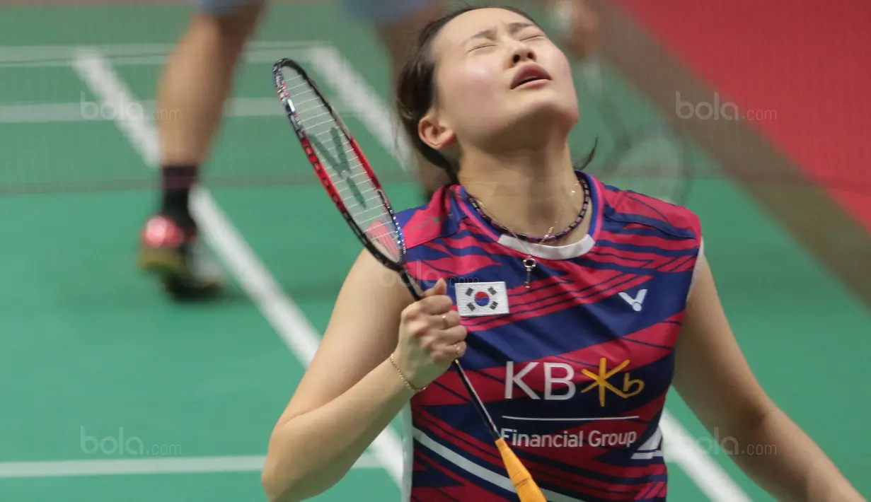 Ekspresi kecewa Chae Yoo-jung saat gagal mengembalikan kok ke arah Greysia/Apriyani pada perempatfinal Daihatsu Indonesia Master 2018 di Istora Senayan, Kamis (26/1/2018). Greysia/Apriyani menang 21-16,21-15 (Bola.com/Nick Hanoatubun)