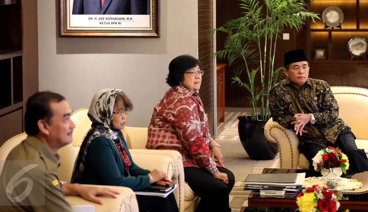 Menteri LHK, Siti Nurbaya Bakar dan Ketua DPR Ade Komarudin saat melakukan pertemuan, Jakarta, Selasa (10/10). Siti Nurbaya menemui Ade Komarudin untuk berkonsultasi terkait proses ratifikasi Paris Agreement on Climate Change. (Liputan6.com/Johan Tallo)