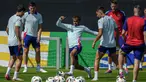 Penyerang Spanyol Lamine Yamal (tengah) mengambil bagian dalam sesi latihan bersama rekan satu timnya menjelang pertandingan Grup B Euro 2024 di base camp di Donaueschingen, Jerman, Rabu (19/6/2024). (AP Photo/Manu Fernandez)