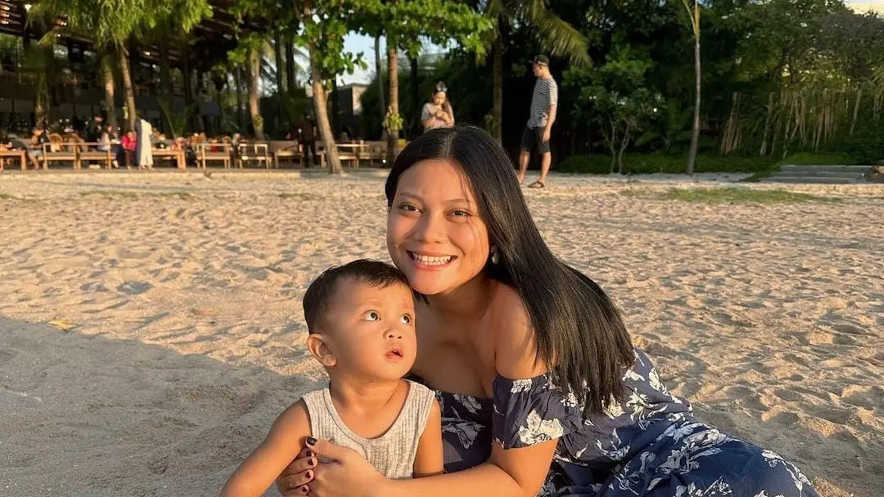 Hanum Mega saat Asuh Anak Sendiri Tanpa Suami
