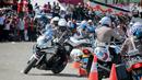 Sejumlah anggota Satlantas Polda Gorontalo beratraksi menggunakan motor gede selama Road Safety Festiva Millenial Gorontalo di Lapangan Taruna Remaja Kota Gorontalo, Minggu (10/2). (Liputan6.com/Rahmad Arfandi Ibrahim)