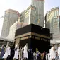 Banner Infografis Umrah Ditangguhkan, Bagaimana Ibadah Haji? (Sumber: AP Photo)