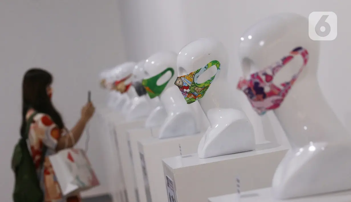 Pengunjung melihat pameran desain masker unik di Summarecon Mall Serpong, Tangerang, Minggu (1/11/2020). Pameran tersebut berlangsung hingga 20 november. (Liputan6.com/Angga Yuniar)