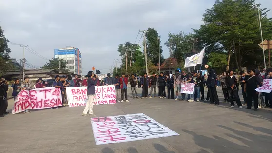 Pendemo di Sukabumi Blokade Jalan dan Bakar Ban