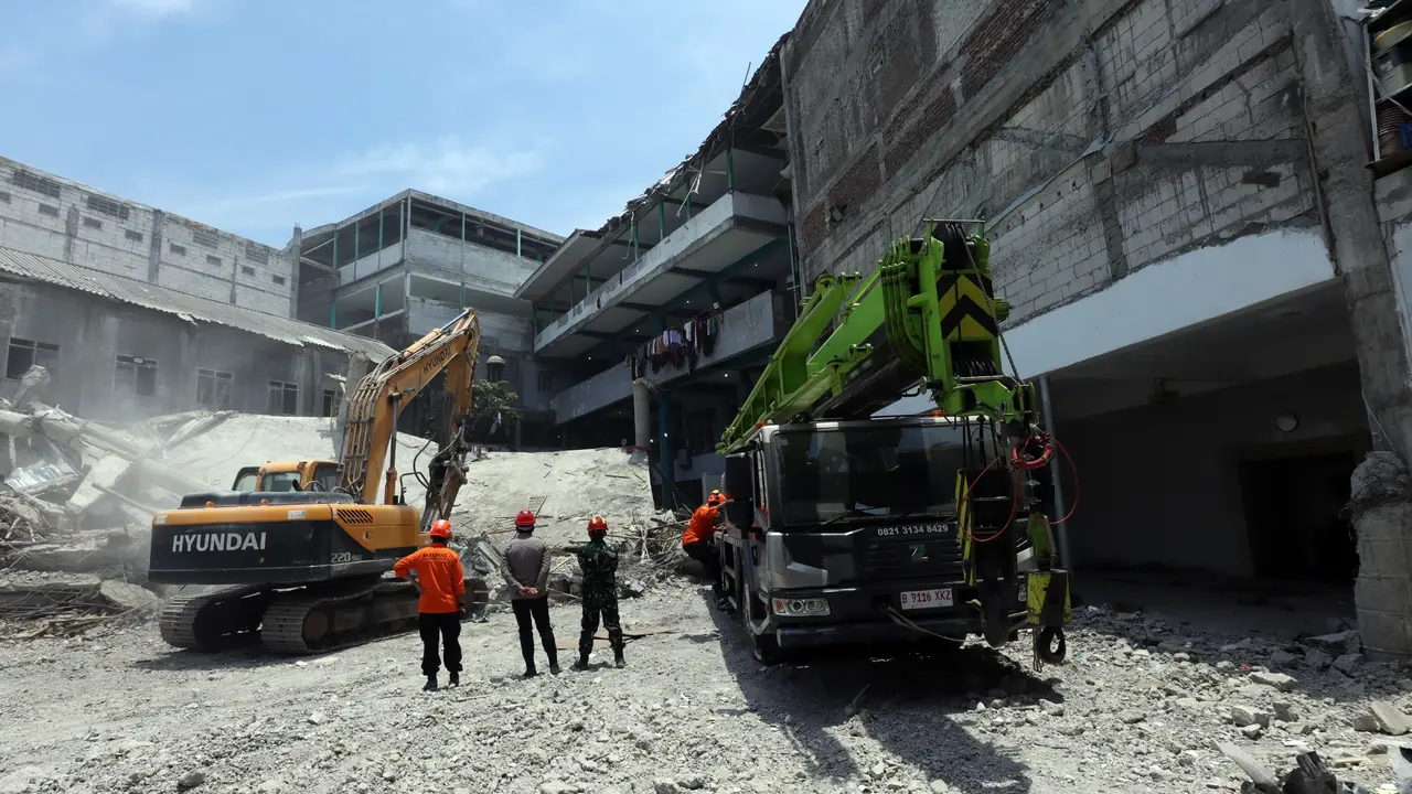 Tim SAR Gabungan proses evakuasi korban Ponpes Al-Khoziny
