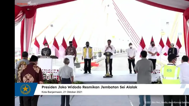 Presiden Jokowi meresmikan Jembatan Sei Alalak di Kalimantan Selatan, Kamis (21/10/2021).