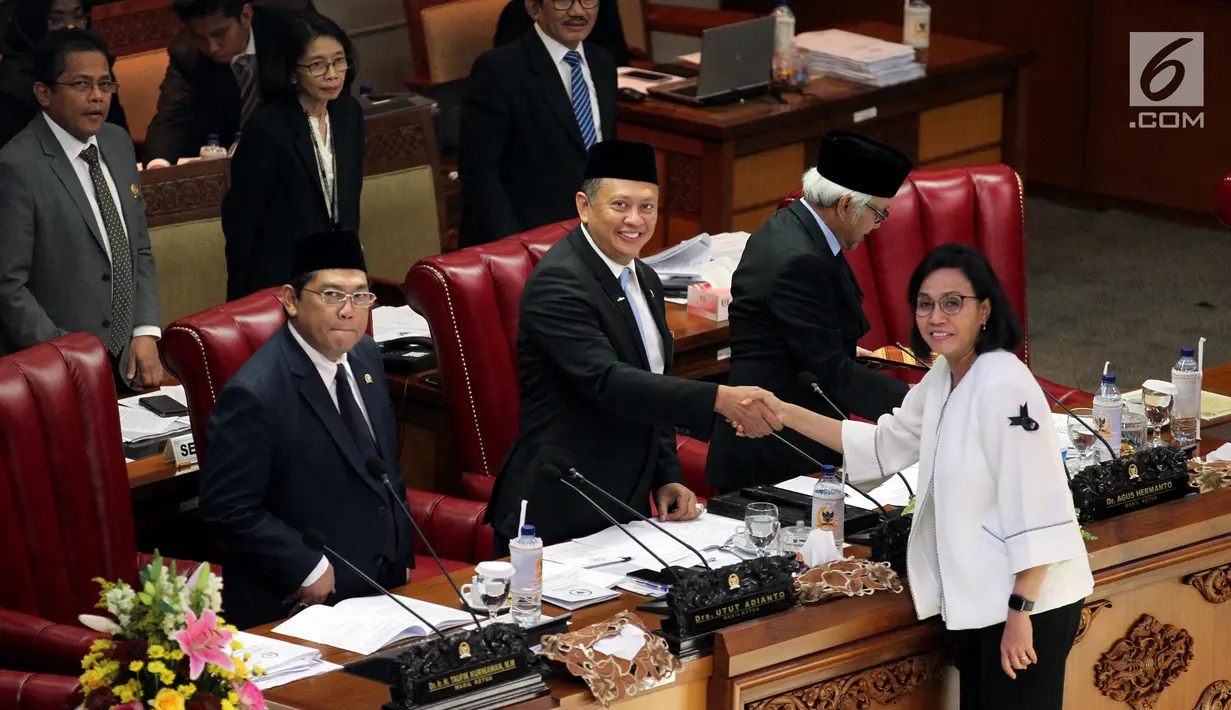 Menkeu Sri Mulyani meyerahkan pandangan akhir pemerintah soal RUU APBN 2019 beserta Nota Keuangan kepada Ketua DPR Bambang Soesatyo usai dibacakan pada Rapat Paripurna DPR di Jakarta, Rabu (31/10). (Liputan6.com/JohanTallo)