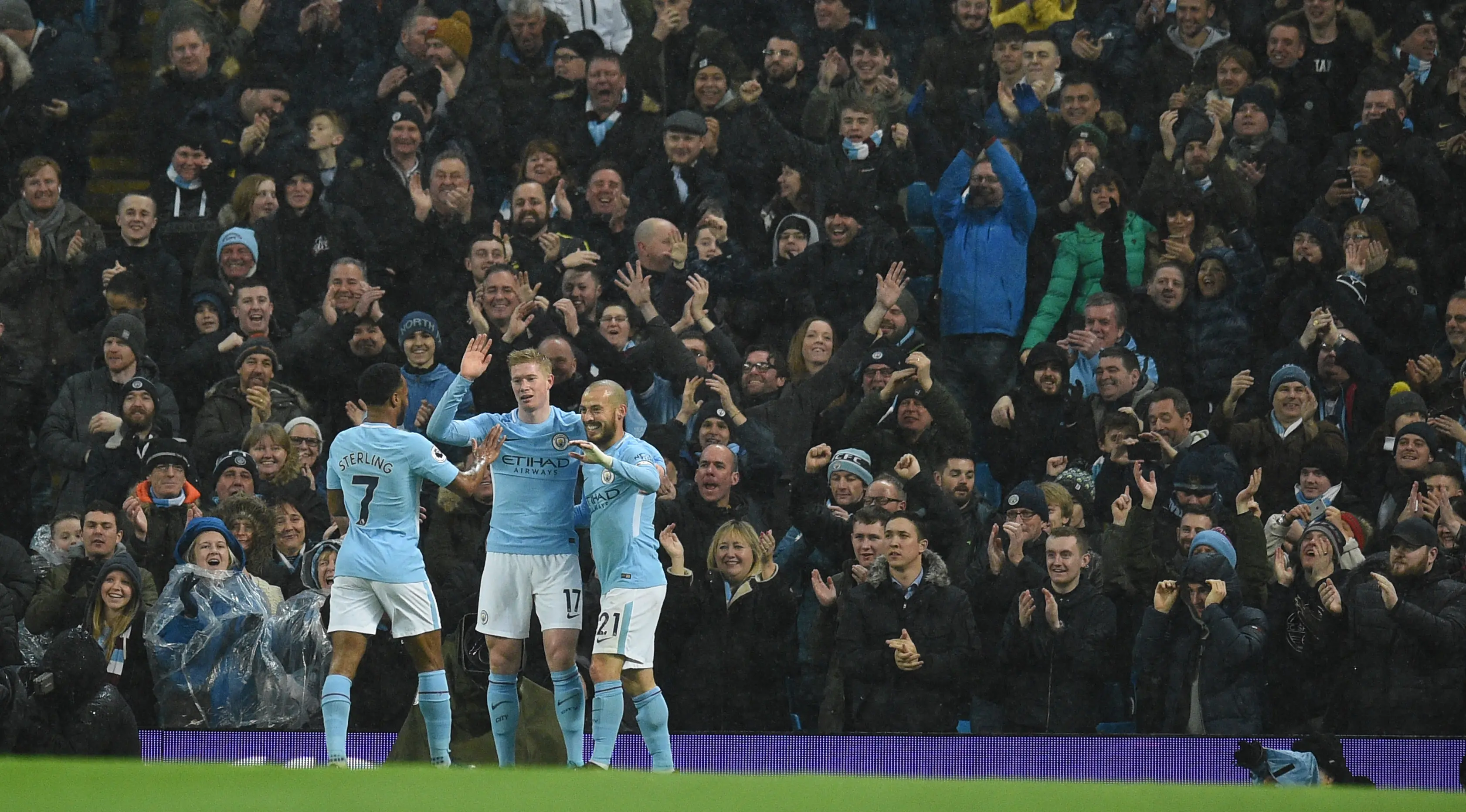 Pemain Manchester City, Kevin De Bruyne dan David Silva merayakan gol Raheem Sterling ke gawang Watford dalam lanjutan Premier League di Etihad Stadium, Selasa (2/1). Manchester City mengatasi perlawanan Watford dengan skor 3-1. (Oli SCARFF/AFP)