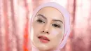 Berbalut dress dan hijab baby pink, Irish Bella pancarkan kelembutan seorang ibu dengan makeup yang ekspresif [@_irishbella_]
