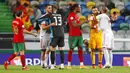 Para pemain Portugal dan Spanyol saling berpelukan usai laga uji coba di Stadion Jose Alvalede, Kamis (8/10/2020). Kedua tim bermain imbang 0-0. (AP Photo/Armando Franca)