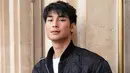 <p>Apo Nattawin padukan DIOR MAXICANNAGE bags dengan bomber jaket untuk kesan kasual yang memikat. [Foto: Dior]</p>