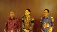 Anggota Dewan Komisaris OJK Bidang Edukasi dan Perlindungan Konsumen, Friderica Widyasari Dewi, di sela-sela acara sosialisasi yang digelar OJK di Hot Grand Hyatt, Jakarta, Selasa (14/3/2023).