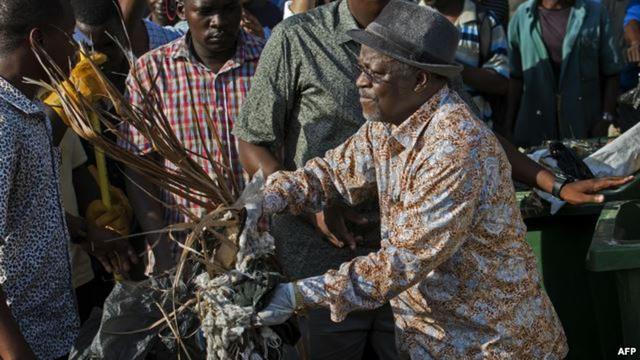 Tanpa Rasa Malu, Presiden Tanzania Bersihkan Sampah di Jalanan