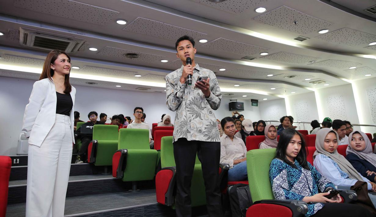 Antusiasme peserta saat memberikan pertanyaan kepada pembicara “Upstream Force We Are The Energy” di Auditorium Gedung Griya Legita, Lantai 3 Universitas Pertamina, Jakarta, Kamis (6/11/2025). (Fimela.com/Adrian Utama Putra)