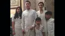Daniel Patrick Hadi Schuldt dan Wanda Hamidah berpose dengan anak Wanda, usai melaksanakan resepsi pernikahan secara sederhana. Daniel mengunggah foto pernikahan mereka pada 14 Februari di Facebook. (Facebook.com)