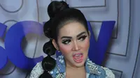 Yang berbeda dari penampilannya malam itu adalah gaya rambutnya. Rambut Syahrini yang biasa panjang di model seperti bola-bola berjejer. Rambut itu khusus disejajarkan dengan keindahan stage dan LED Kinetik. (Nurwahyunan/Bintang.com)