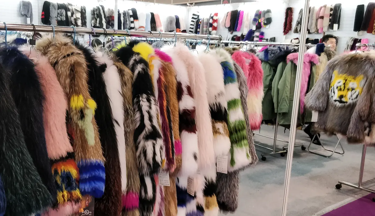 Pakaian yang terbuat dari bulu binatang dipamerkan di Hong Kong International Fur and Fashion Fair di Hong Kong, Sabtu (24/2). Para aktivis mendesak pemerintah melakukan tindakan melawan perdagangan bulu binatang. (VIVEK PRAKASH/AFP)