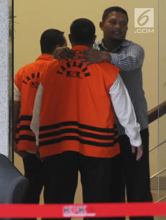 Petugas memeriksa Anggota DPRD Kota Malang Sahrawi dan Imam Fauzi di gedung KPK, Jakarta, Kamis (19/4). Sahrawi dan Imam Fauzi diperiksa sebagai tersangka terkait dugaan suap pembahasan APBD-P Pemkot Malang Tahun 2015. (Merdeka.com/Dwi Narwoko)