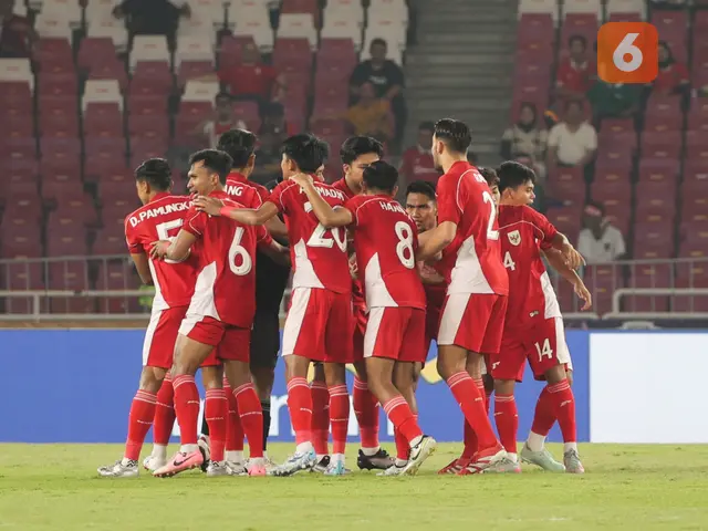 Timnas Indonesia U-23 saat melawan Thailand di semifinal Piala AFF U-23 2025 yang berlangsung di Stadion Utama Gelora Bung Karno (SUGBK) Senayan, Jakarta, Jumat (25/7/2025). (Bola.com/Abdul Aziz)