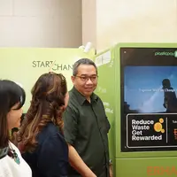 Erha menyadari sampah plastik kosmetik yang cukup meningkat, untuk itu diluncurkan Cosmetic Reverse Vending Machine sebagai solusi dari permasalahan ini. (Foto: Dokumen/Erha Group)