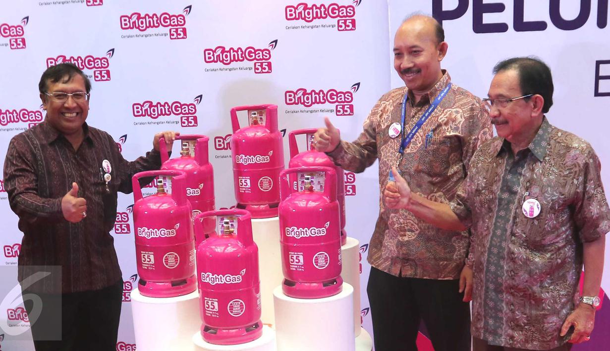 (Ki-ka) Direktur Pemasaran Pertamina Ahmad Bambang, Dirjen Migas I Gusti Nyoman Wiratmaja dan Komisaris Utama Pertamina Tanri Abeng mengacungkan jempol saat peluncuran Bright Gas di Jakarta, Jumat (23/10). (Liputan6.com/Angga Yuniar)