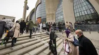 Umat Muslim berjalan ke Masjid Pusat Cologne di Cologne, Jerman, Jumat (14/10/2022). Panggilan Azan untuk pertama kali dikumandangkan dari salah satu masjid terbesar Jerman di Cologne pada Jumat - tetapi dengan volume terbatas. (AP Photo/Martin Meissner)