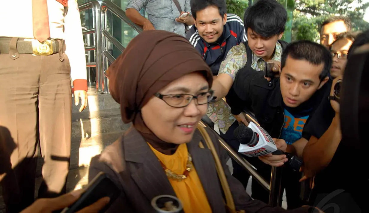 Winantu yang mengenakan blazer abu-abu itu mengaku datang membawa sejumlah dokumen terkait Sutan Bhatoegana, diantaranya slip gaji, Jakarta, Selasa (15/7/14). (Liputan6.com/Miftahul Hayat)