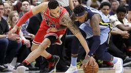 Duel pemain Chicago Bulls, Denzel Valentine (kiri) dan pemain Memphis Grizzlies, Ben McLemore pada lanjutan NBA basketball game di United Center, Chicago, (7/3/2018). Chicago Bulls menang 119-110. (AP/Charles Rex Arbogast)