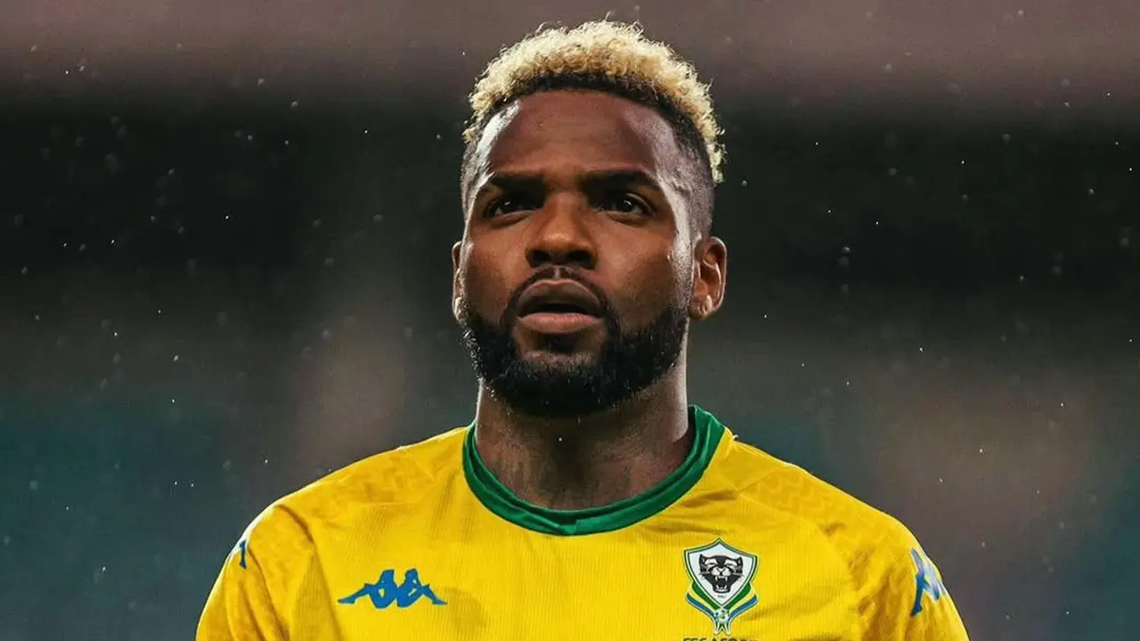Striker Zhejiang FC, Aaron Boupendza, dikabarkan meninggal dunia setelah terjatuh dari lantai 11 apartemennya di China.