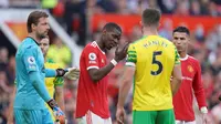 Paul Pogba mengalami hari yang kurang mengenakkan ketika Manchester United bersua Norwich City pada laga pekan ke-33 Premier League di Old Trafford, Sabtu (16/4/2022) malam WIB. (AP Photo/Jon Super)