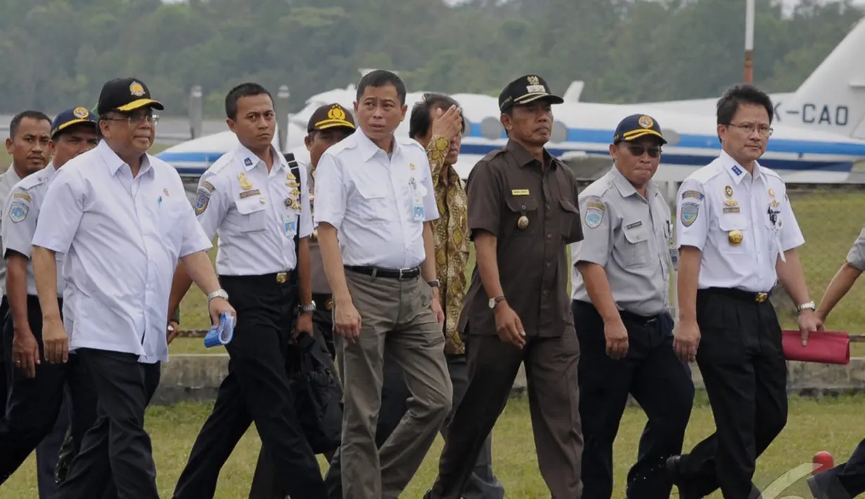Menko Kemaritiman Indroyono Soesilo ersama Menhub Ignasius Jonan, di Pangkalan Bun, Rabu (7/1/2015). (Liputan6.com/Andrian M Tunay)