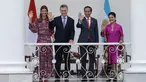 Presiden Joko Widodo (kedua kanan) didampingi Ibu Negara Iriana Joko Widodo (kanan) bersama Presiden Argentina Mauricio Macri (kedua kiri) dan istri Juliana Awada (kiri) melambaikan tangan saat kunjungan kenegaraan, di beranda Istana Bogor, Rabu (26/6/2019). (AP/Achmad Ibrahim)