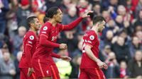 Pemain Liverpool Diogo Jota (kanan) disambut rekan-rekannya, merayakan gol yang dicetaknya ke gawang Watford dalam lanjutan Liga Inggris 2021/2022 di Stadion Anfield, Sabtu (2/4/2022) malam WIB. (AP Photo/Jon Super)