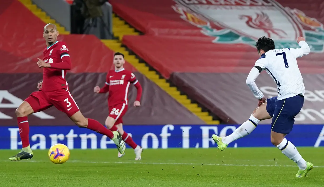 Striker Tottenham Hotspur, Son-Heung Min, mencetak gol untuk timnya ke gawang Liverpool dalam laga lanjutan Liga Inggris 2020/21 pekan ke-13 di Anfield Stadium, Rabu (16/12/2020). Tottenham kalah 1-2 dari Liverpool. (AFP/Jon Super/Pool)