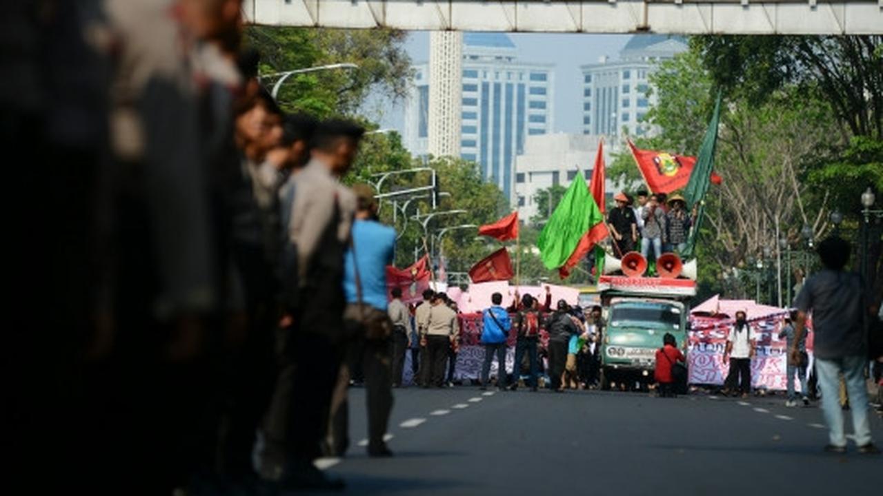 Puluhan demonstran dari Aliansi Tarik Mandat geruduk Istana Negara
