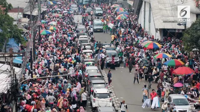 Suasana trotoar di sepanjang jalan Tanah Abang, Jakarta Pusat, kembali diramaikan pedagang kaki lima. Anies Baswedan enggan mengomentari.