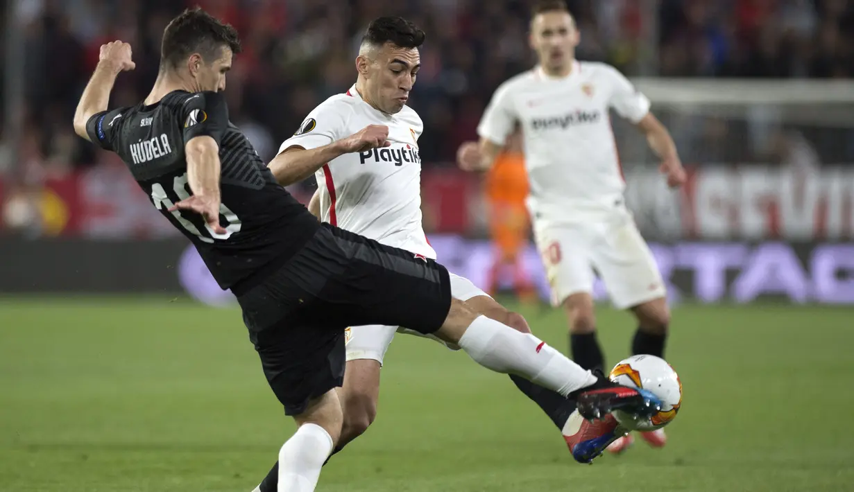 Munir El-Haddadi. Duel Ondrej Kudela dan Munir El-Haddadi, eks pemain Barcelona ini yang kini brseragam Sevilla juga terjadi di leg pertama babak 16 besar Liga Europa 2018/2019, 7 Maret 2019 di Ramon Sanchez-Pizjuan Stadium. (AFP/Jorge Guerrero)