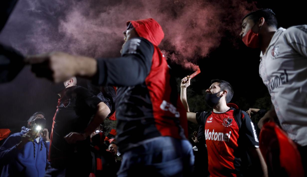 Suporter Newell's Old Boys melakukan aksi turun ke jalan di Rosario, Argentina, Kamis (27/8/2020). Dalam aksi tersebut mereka meminta klub memboyong kembali Lionel Messi. (AP Photo/Natacha Pisarenko)