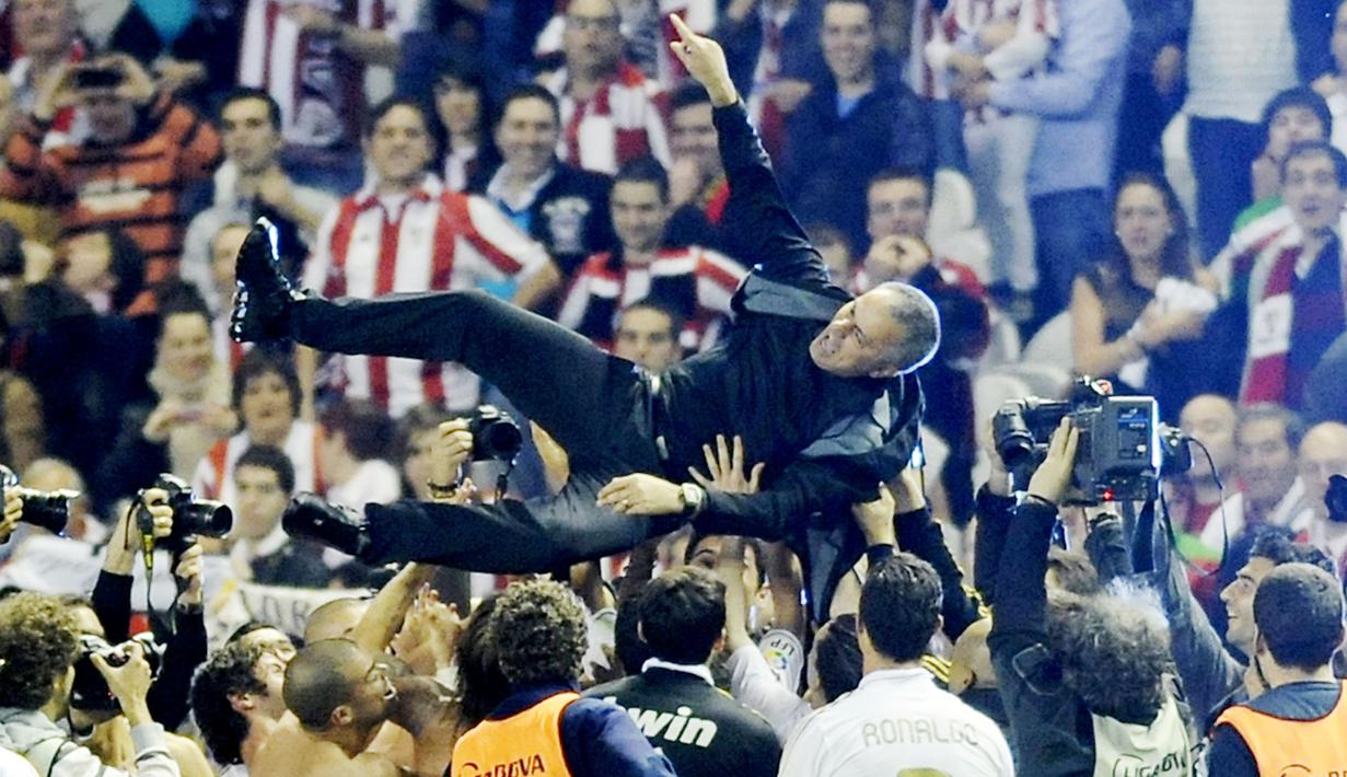 Setelah sukses di tanah Italia Jose Mourinho kembali berpetualang kali ini ia membesut raksasa Spanyol, Real Madrid. Dalam tiga musim melatih Real Madrid Mou sukses megakhiri dominasi Barcelona asuhan Pep Guardiola dan mempersembahkan tiga trofi termasuk juara LaLiga 2011/2012. (AFP/Ander Gillenea)