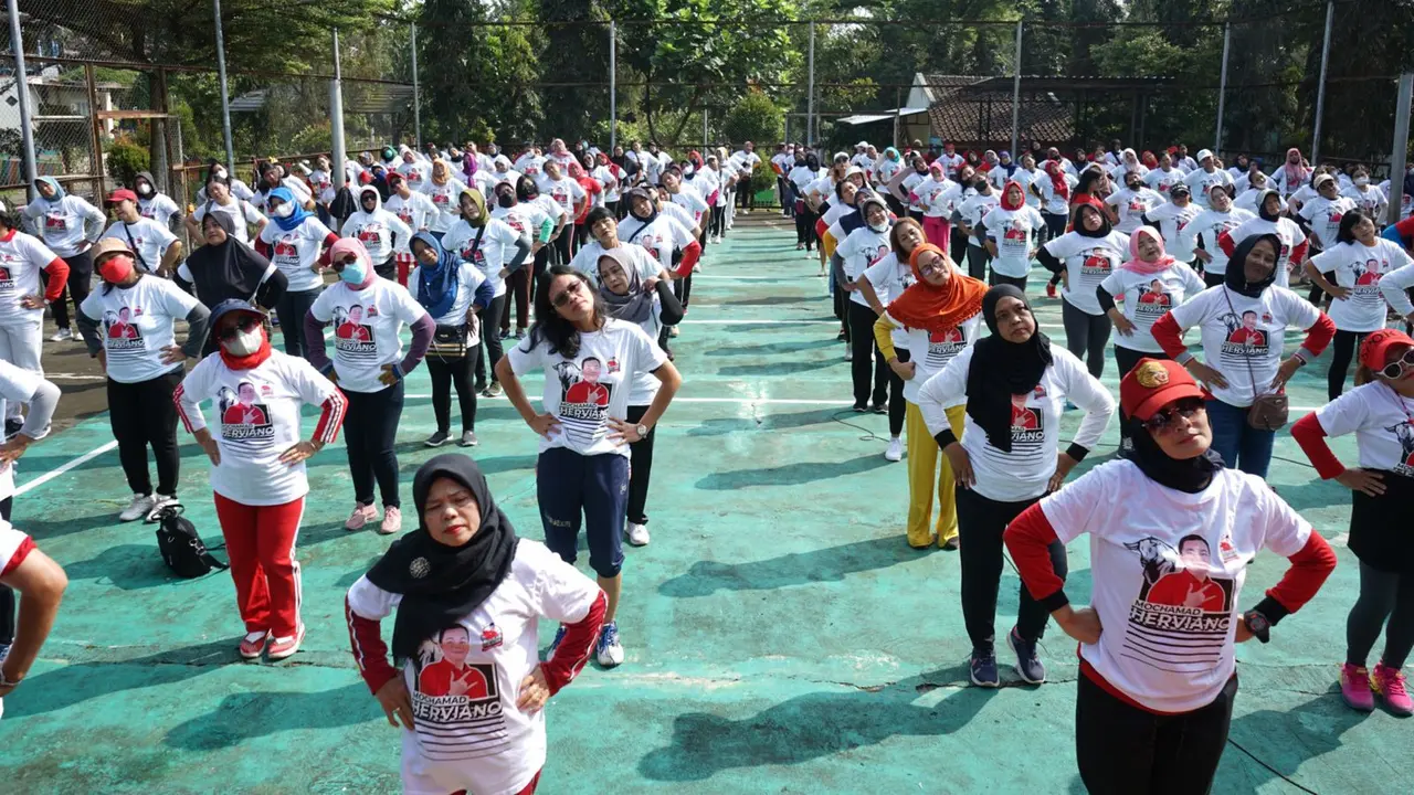 Relawan Sedulur Saklawase menggelar senam bersama warga Tingkiri Salatiga. (Istimewa)