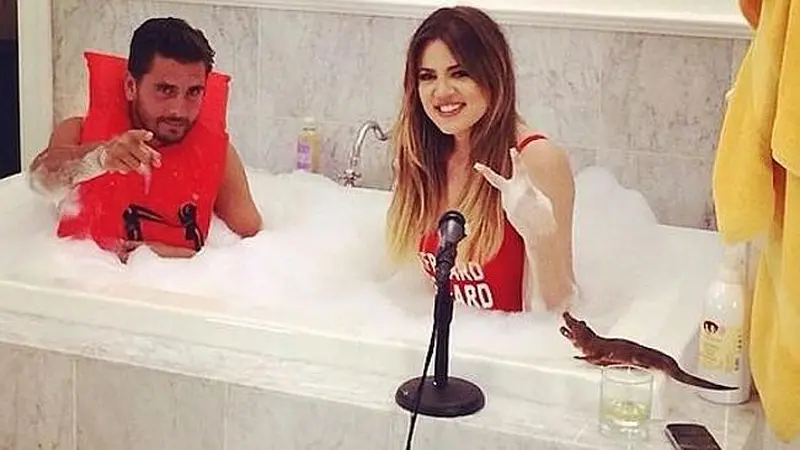 Pacar Kourtney Kadashian Mandi Bareng dengan Khloe