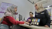 Nasabah mendengarkan penjelasan dari Senior Branch Manager Bank Muamalat Fatmawati Jakarta Melinawati Amran (kanan) tentang produk pembiayaan kepemilikan emas melalui produk Solusi Emas Hijrah di kantor cabang Muamalat Fatmawati, Jakarta, Jumat (17/10/2025).