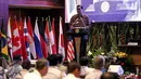 Menkopolhukam Luhut Binsar Pandjaitan memberikan pengarahan dalam pembukaan Simposium Keamanan Maritim Internasional Kedua di Jakarta, Rabu (16/9/2015). Kegiatan tersebut diikuti para Perwira Tinggi AL dari 42 negara.(Liputan6.com/Faizal Fanani)