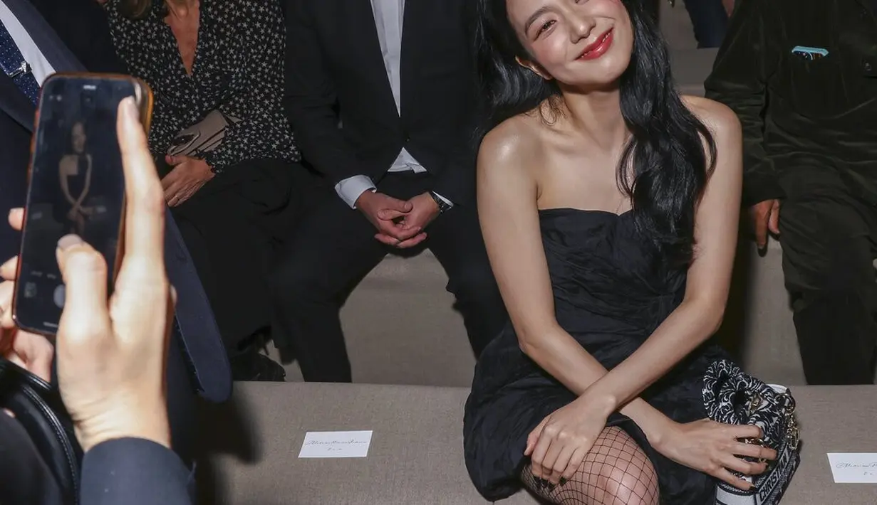 Jisoo Blackpink dalam acara fashion show Dior di Paris. (Foto: Vianney Le Caer/Invision/AP)