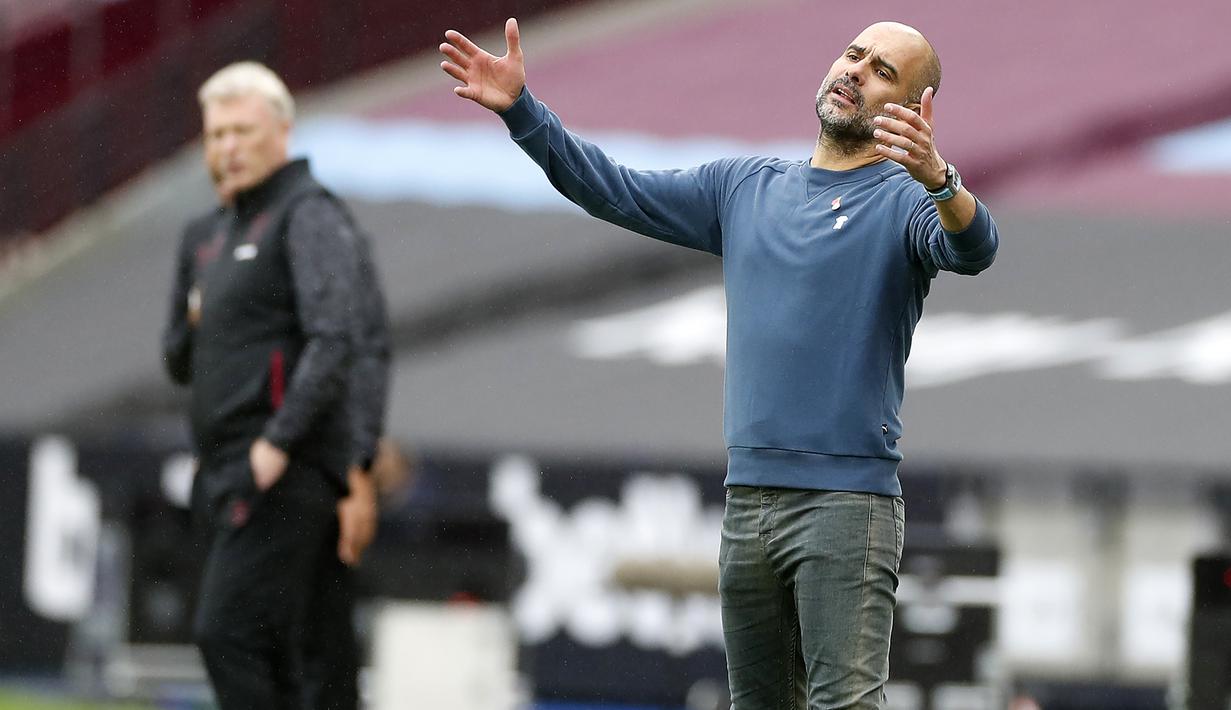 Pelatih Manchester City, Pep Guardiola, memberikan arahan kepada pemainnya saat menghadapi West Ham pada laga lanjutan Liga Inggris di London Stadium, Sabtu (24/10/2020) malam WIB. Manchester City imbang 1-1 lawan West Ham. (AFP/Paul Childs/pool)