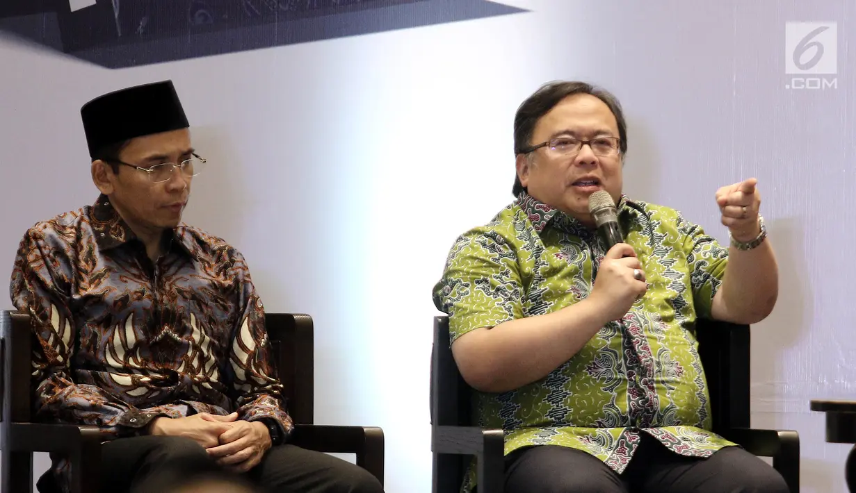 Menteri PPN/ Bappenas Bambang Brodjonegoro dan Gubernur NTB, TGB Muhammad Zainul Majdi memberi sambutan pada acara penggalangan dana untuk Lombok-Sumbawa dan peluncuran buku TGBNomics di Jakarta, Jumat (14/9). (Liputan6.com/Herman Zakharia)